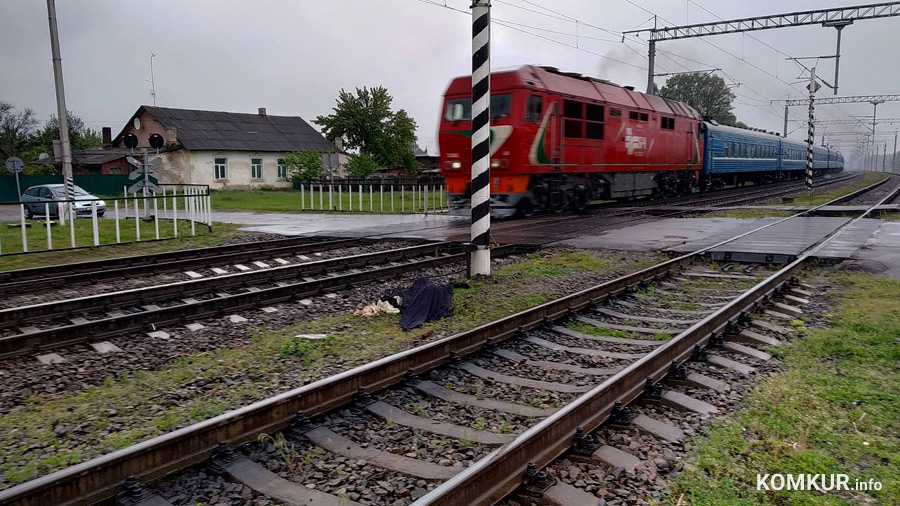 По данным следствия, вечером в пятницу, 27 мая, на железнодорожных путях на остановочном пункте «Киселевичи» в результате наезда поезда был смертельно травмирован 17-летний подросток.
