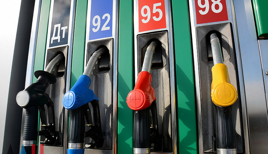 «Белнефтехим» вновь поднимает цены на автомобильное топливо: с 11 мая оно подорожает на 2 копейки, сообщается на сайте концерна.