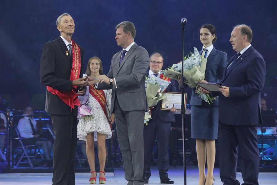 В торжественной обстановке на сцене ледового дворца вечером 25 июня прошла церемония вручения знаков отличия почетным гражданам Бобруйска.