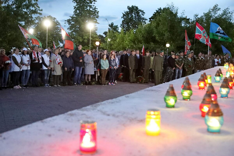 Ровно в четыре часа. В Бобруйске у Братской могилы советским военнопленным состоялся митинг-реквием