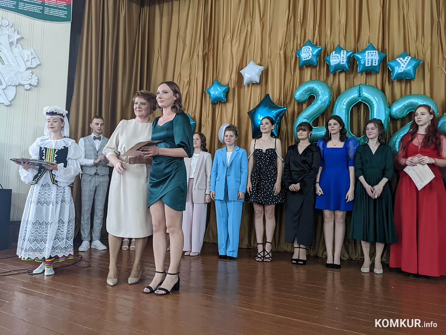 10 июня в школах Бобруйска прошли выпускные вечера. Нарядные дети, взволнованные родители, серьезные учителя. 11 лет жизни и учебы в аттестате-корочке. Как прошло торжество в ГУО «СШ №28» – в нашем репортаже.