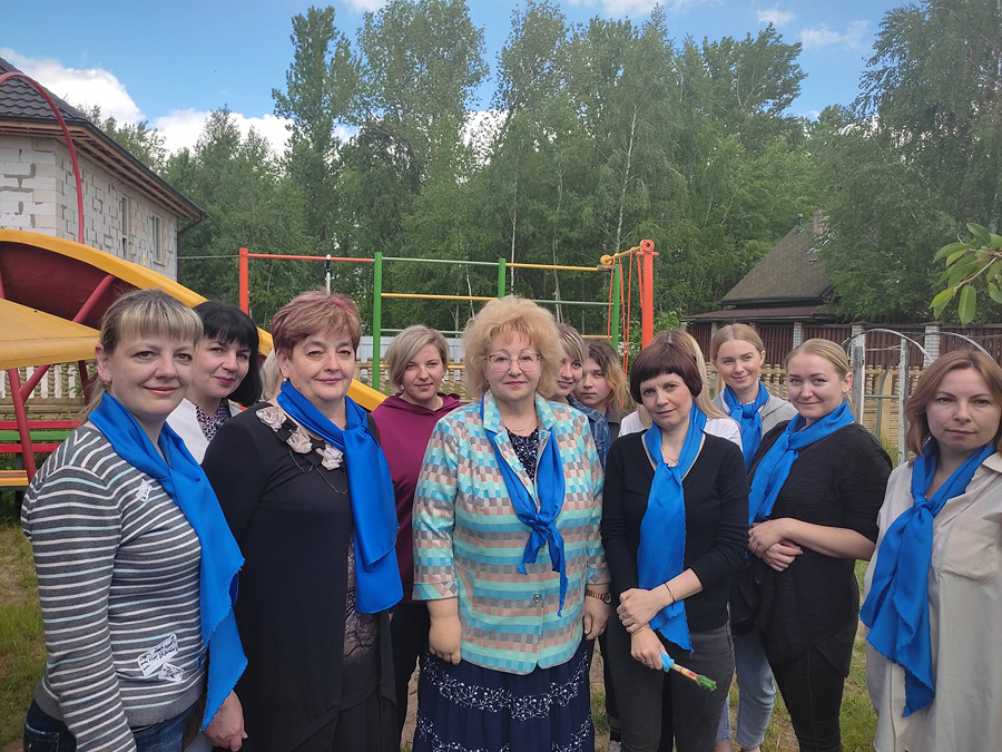 Медицинские работники Бобруйской городской поликлиники №3 посетили детский дом семейного типа дружной семьи Варичевых, чтобы поздравить с началом каникул, приходом лета и с Днём защиты детей.