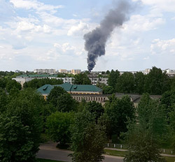 Столб дыма виден издалека: в Бобруйске тушат пожар (дополнено)