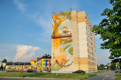Качели в небеса. Жилой дом у вокзала «Бобруйск» украсил яркий рисунок