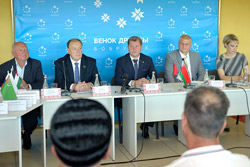 «Венок Дружбы»: пресс-конференция и выставка-презентация национального сувенира делегаций участников фестиваля «Пусть нашей дружбы хоровод танцуют куклы». Фоторепортаж