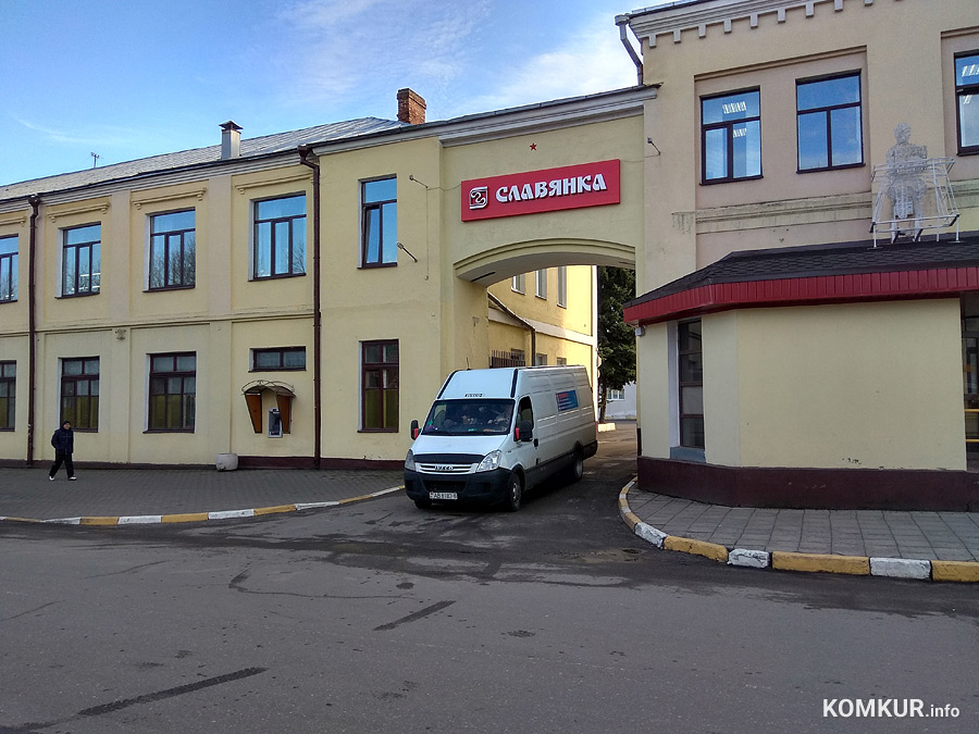 Порядка 50 моделей вошло в коллекцию школьной формы ОАО «Славянка» к новому учебному году. Об этом рассказал директор швейного предприятия Теймураз Бочоришвили.