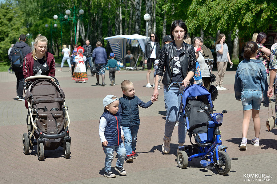 Полноценной весны в этом году не было, и на лето многие уже не надеялись. Однако оно все-таки наступило. Пока солнечное. Не успеем оглянуться, как нагрянет 31 августа, поэтому запланировать что-нибудь приятное на теплые месяцы – это благоразумно. О планах на лето мы расспросили бобруйчан.