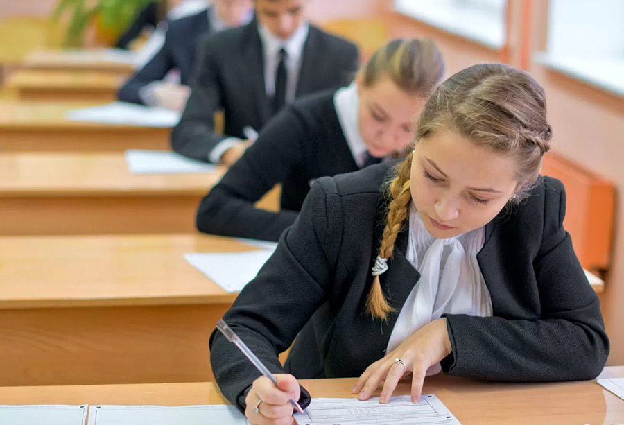 Выпускные экзамены для учащихся 9-х, 11-х классов учреждений общего среднего образования Беларуси начались 1 июня. Испытания пройдут организованно во всех учреждениях образования страны до 9 июня.