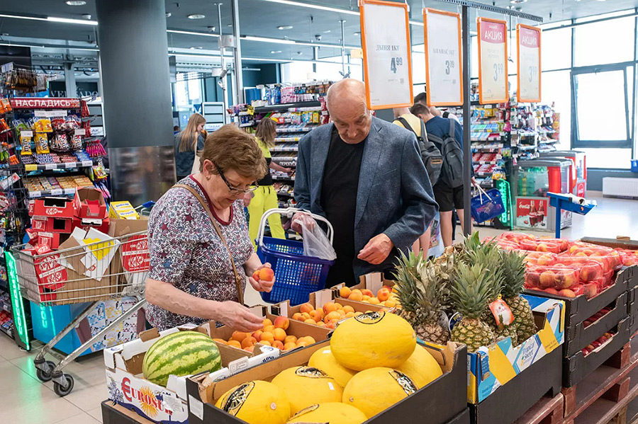 С 17 по 20 июня представители Федерации профсоюзов Беларуси проверили ценники в 228 магазинах в 114 районах страны. Рассказываем, как цены изменились за первый месяц лета и в каких регионах колебания оказались заметнее всего.