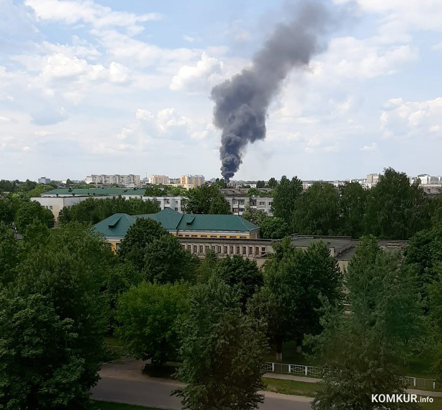 Столб дыма виден издалека: пожар в Бобруйске в районе Шмидта