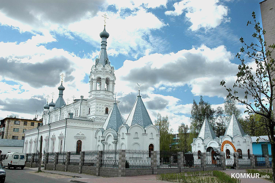 В эти выходные православные верующие отмечают сразу две важные даты: День Святой Троицы – в воскресенье, 12 июня. И главный поминальный день в году – Вселенская Троицкая родительская суббота. Рассказываем, как правильно поминать усопших родственников и праведно провести этот день.