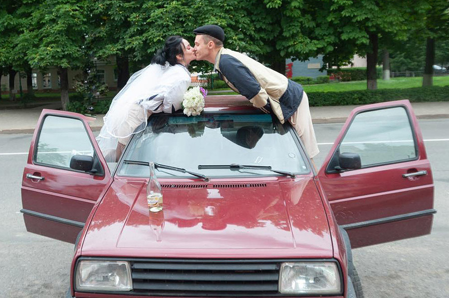«А мой мальчик едет на девятке!»: в Бобруйске отпраздновали свадьбу в стиле 90-х