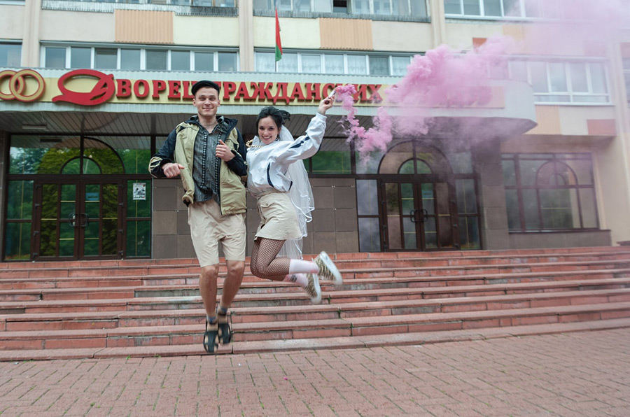 «А мой мальчик едет на девятке!»: в Бобруйске отпраздновали свадьбу в стиле 90-х