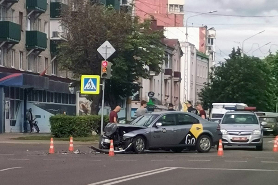 Снова такси. В Бобруйске в результате аварии серьезно пострадали два авто