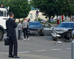 Снова такси. В Бобруйске в результате аварии серьезно пострадали два авто (Обновлено)