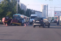 В Бобруйске перевернулся автомобиль такси (обновлено)