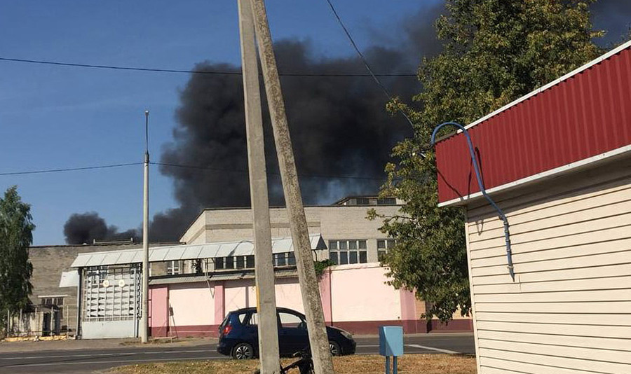 Черный дым с территории предприятия: что-то серьезное горит в Бобруйске
