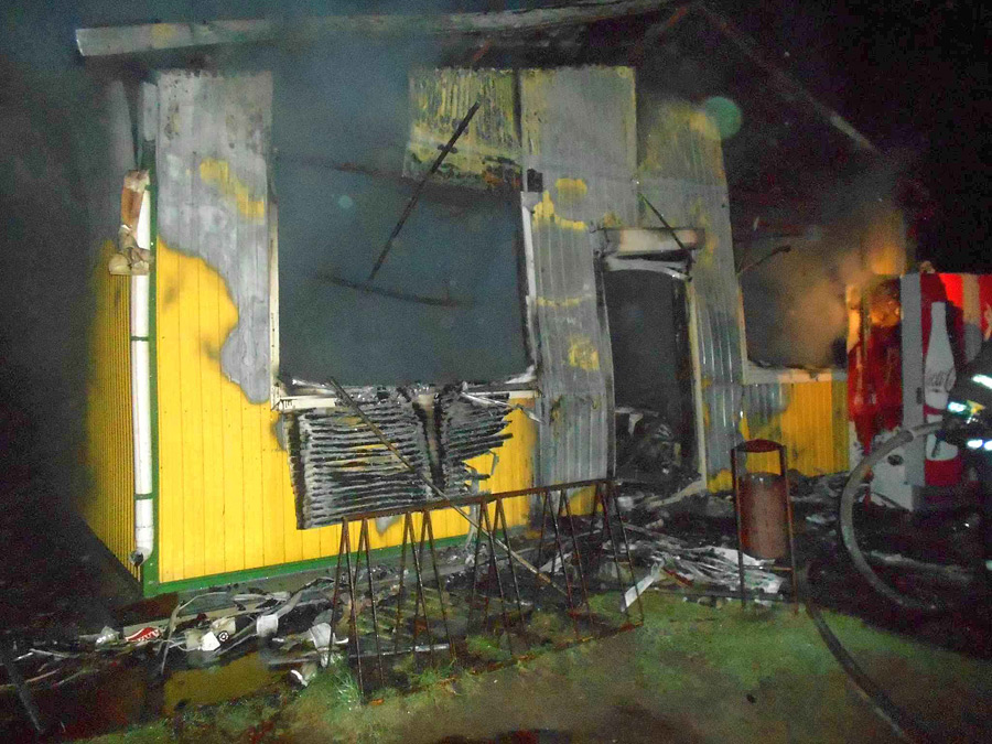 В двенадцатом часу ночи 16 августа поступило сообщение о пожаре в частном магазине в деревне Брожа Бобруйского района. Позвонили соседи.