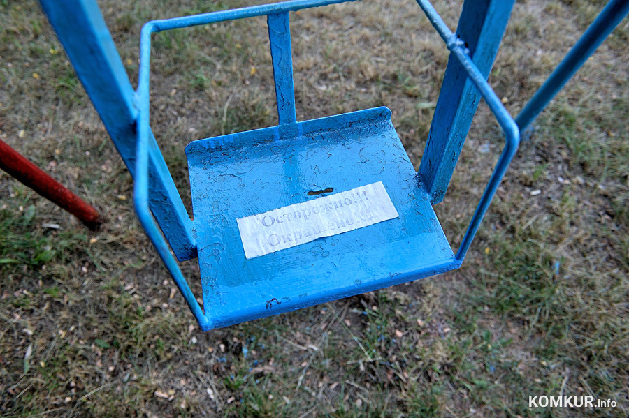 Гвозди, трещины и сиденья, которых нет. Что выявила проверка детских площадок во дворах Бобруйска