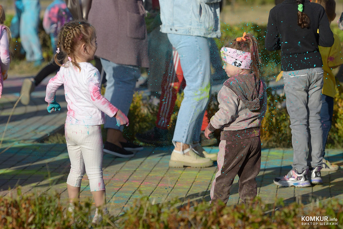 В молодежном парке Бобруйска прошел фестиваль красок. Фоторепортаж