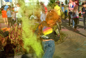 В молодежном парке Бобруйска прошел фестиваль красок. Фоторепортаж