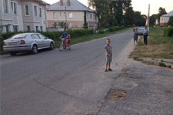 Дети решили прокатиться на подножке машины водителя из Бобруйска — один из мальчиков попал в реанимацию