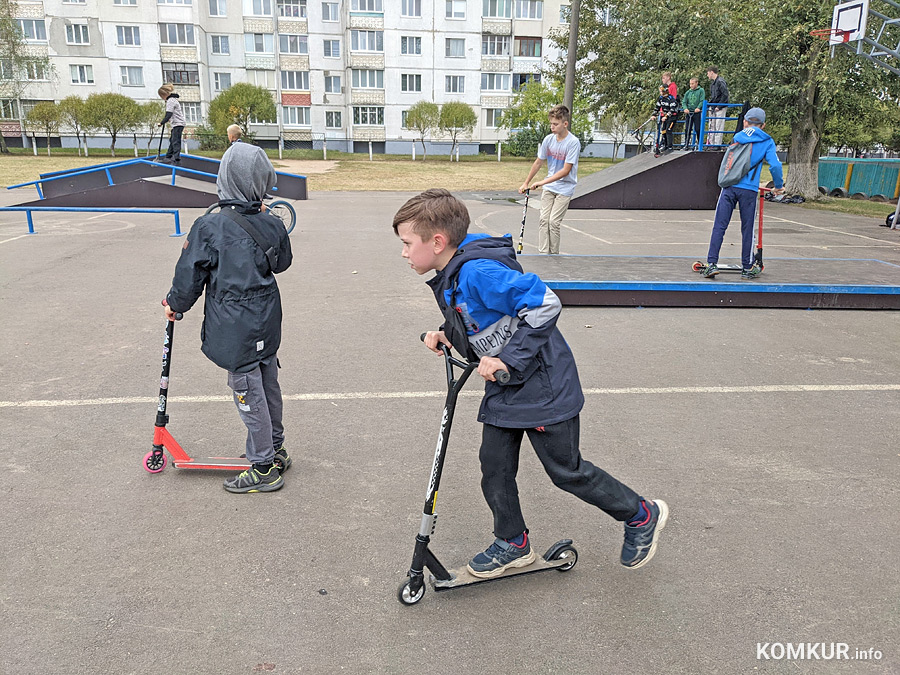 Юные трюкачи осваивают новенький скейт-парк во дворе бобруйской СШ №10