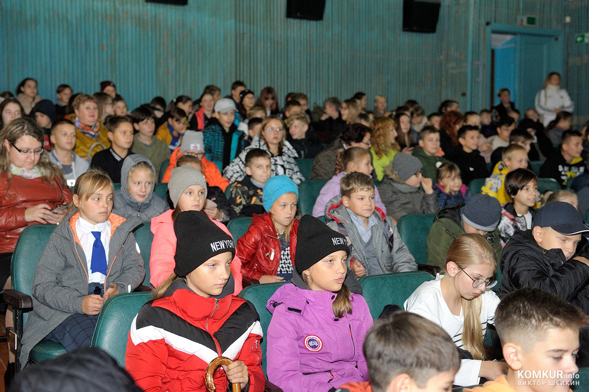 В Бобруйске в кинотеатре «Мир» прошел тематический праздник в рамках Единого дня безопасности. Фоторепортаж