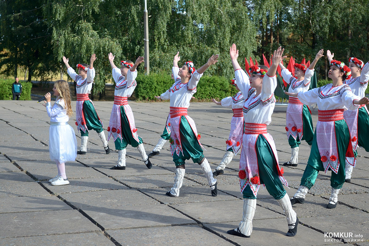 Песни, танцы, солдатская каша... Как в Бобруйске отметили День танкиста. Фоторепортаж 