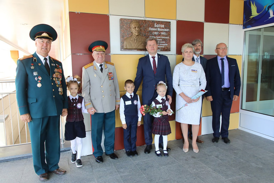 Школе №35 в Бобруйске присвоили имя генерала Батова