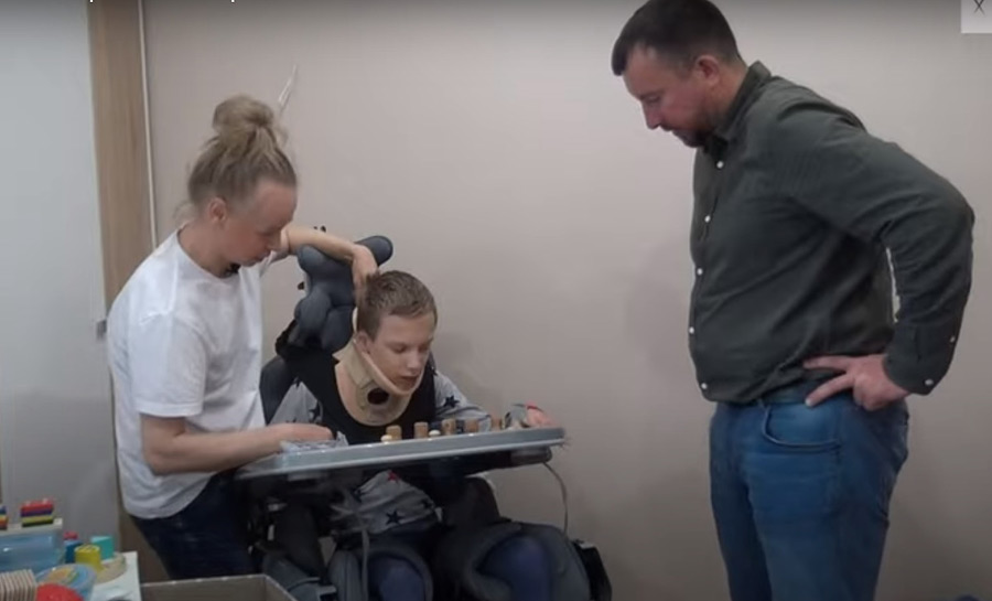 Арсению Пенкрату из Минска 12 лет. Ему нужна помощь – специализированная коляска для передвижения.