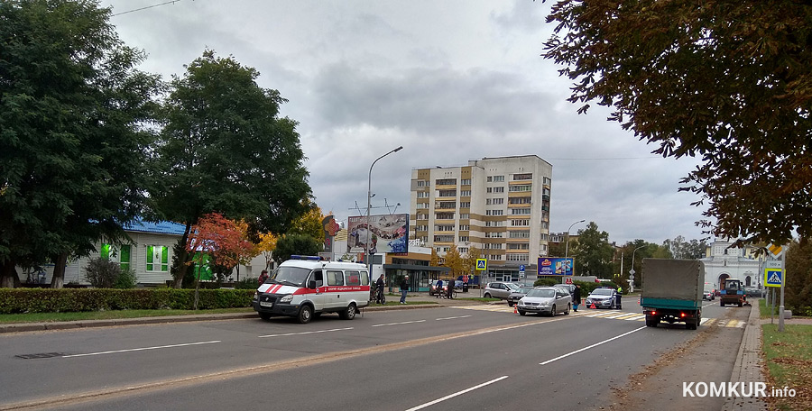 Около шести вечера 5 октября 49-летний водитель Citroën, двигаясь по улице Минской, неподалеку от Георгиевского хама, совершил наезд на велосипедиста, который пересекал проезжую часть по нерегулируемому пешеходному переходу, не спешившись.