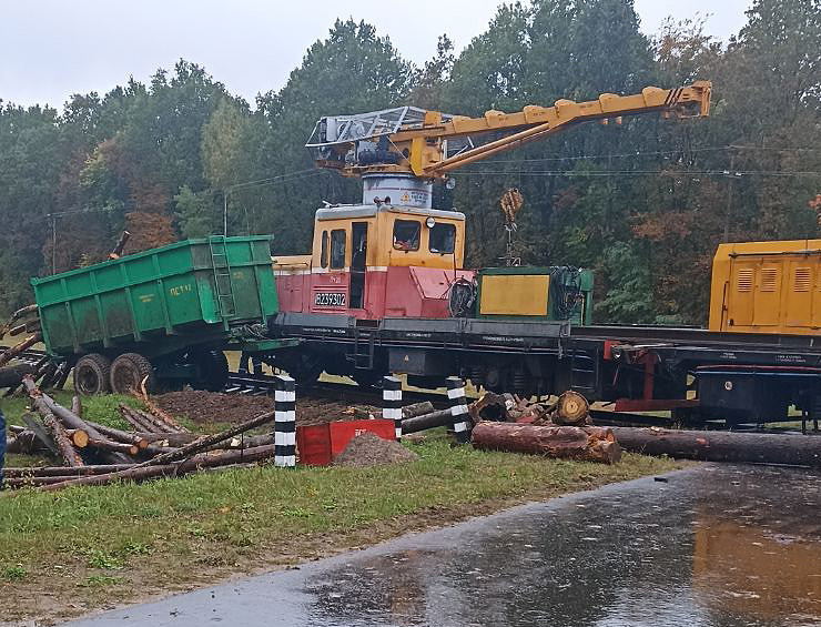 В понедельник, 3 октября, на переезде у деревни Брожа трактор столкнулся с мотовозом – подвижной единицей, обслуживающей железнодорожные пути.