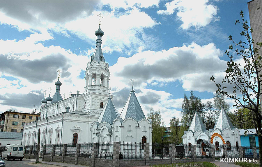 Праздник Покрова Пресвятой Богородицы 2022 празднуется православной Церковью 14 октября, он выпадает на пятницу. Этот день считается главным христианским праздником осени.