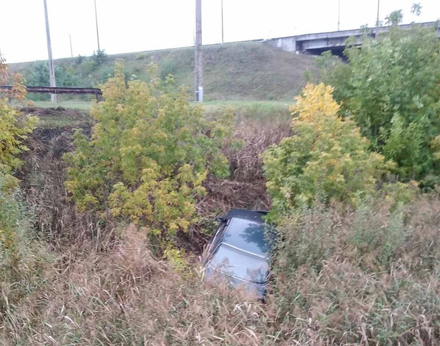 На съезде у автовокзала в Бобруйске автомобиль вылетел в кювет. У водителя не было прав