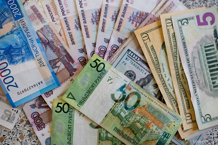 Американский доллар vs белорусский рубль: какую валюту подделывают чаще, рассказали в Нацбанке 