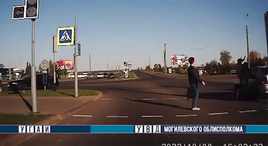В Бобруйске водитель на пешеходном переходе наехал на двух женщин