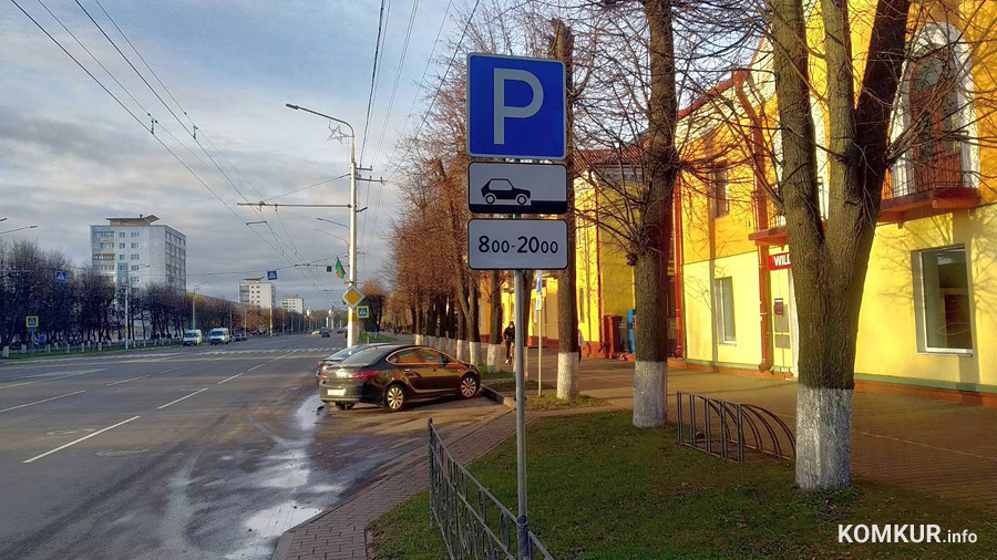 Три месяца на мертвом якоре: на главной улице Бобруйска застрял автомобиль