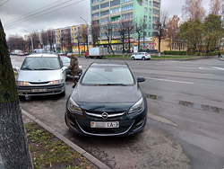 Три месяца на мертвом якоре: на главной улице Бобруйска застрял автомобиль
