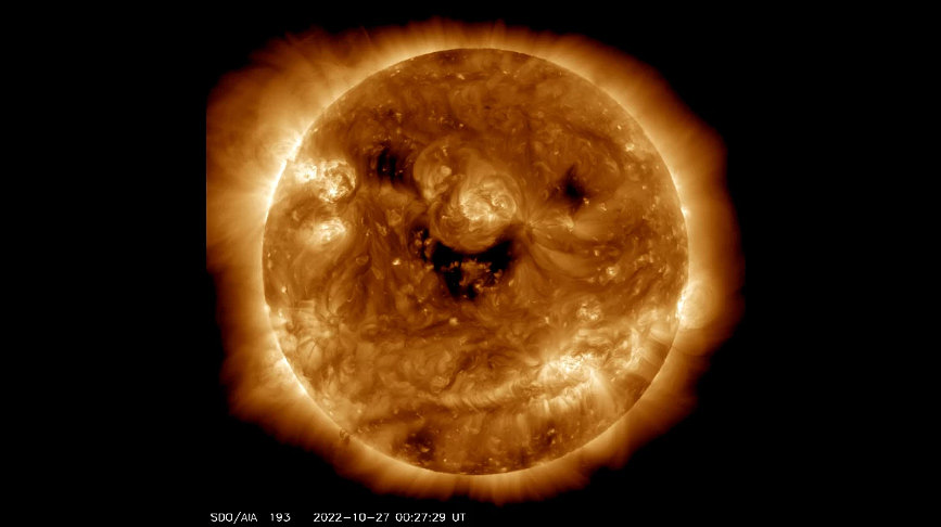 Изображение солнца с улыбкой опубликовано НАСА в Твиттере. Однако эта улыбка не сулит ничего хорошего.