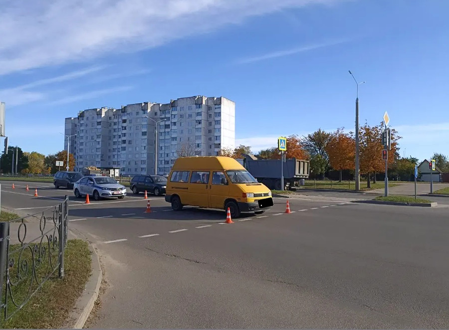 11 октября около девяти утра на перекрестке улиц Крылова и Чапаева водитель автомобиля «Volkswagen Transporter» совершил наезд на пешехода. В результате ДТП пешеход получил телесные повреждения.