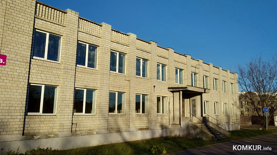 Новую попытку продать здание бывшей амбулатории на улице Бахарова, 112 А предпринимают власти города.