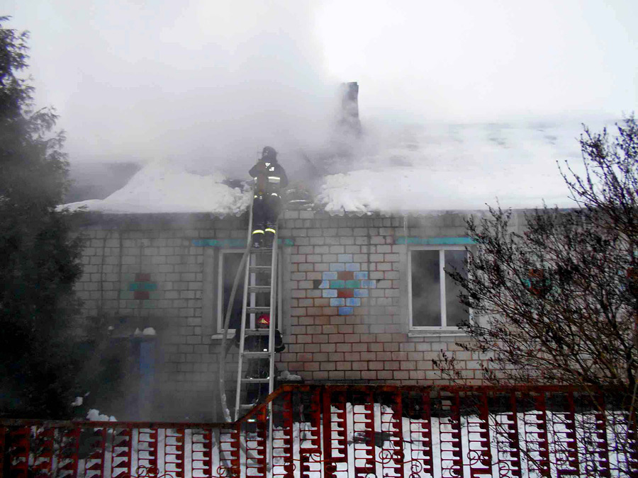Около девяти утра 14 декабря по телефону 112 поступило сообщение о пожаре в частном доме в деревне Каменка Бобруйского района.
