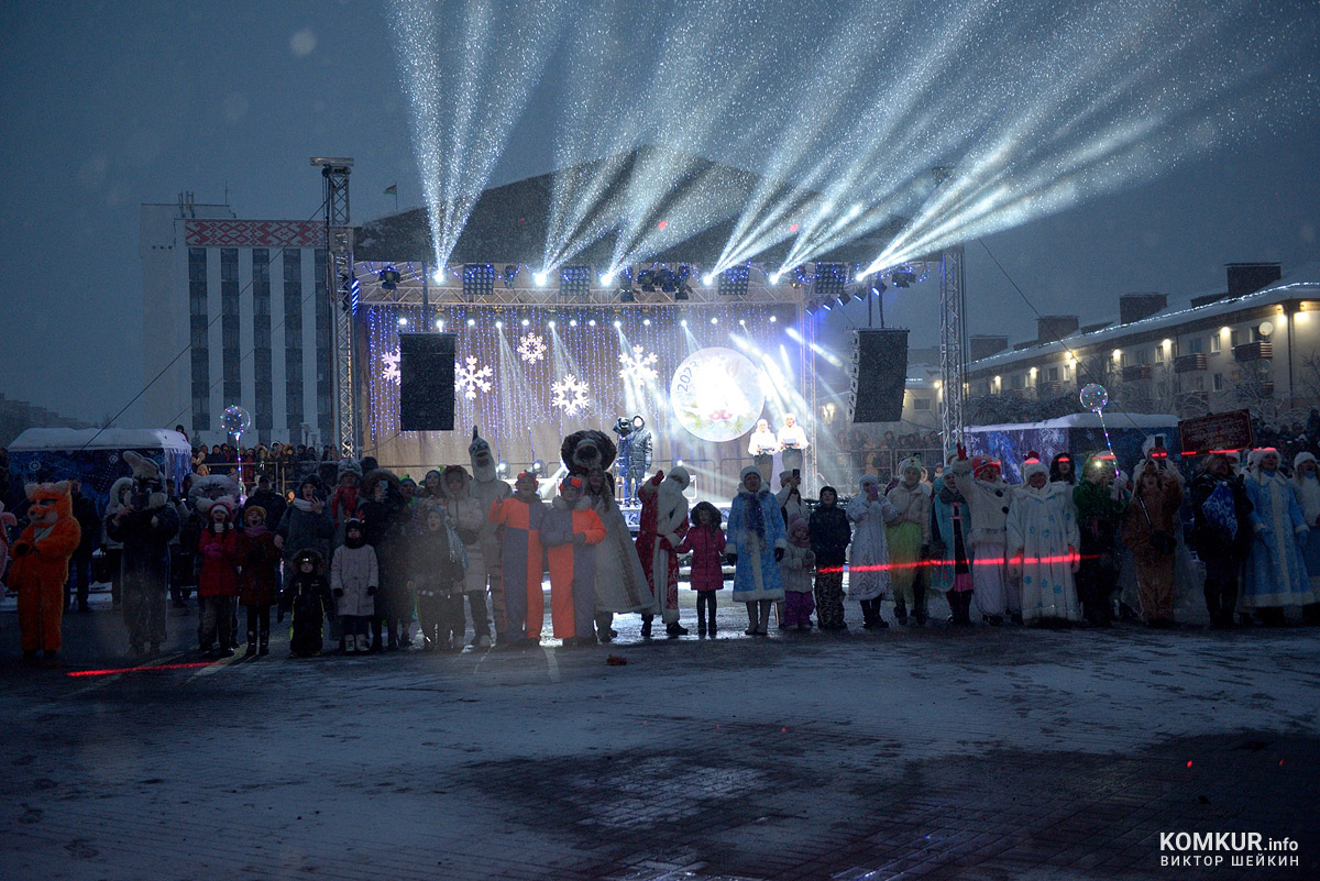 Театролизованное новогоднее представление на главной площади Бобруйска. Фоторепортаж