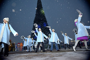 Праздничное шествие Дедов Морозов в Бобруйске, или Когда загорится елочка?