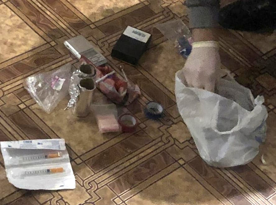 В Бобруйске оперативники наркоконтроля с поличным задержали 33-летних мужчину и женщину, местных жителей, которые раскладывали по тайникам наркотики.