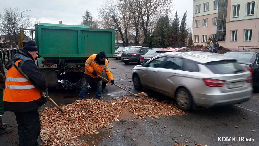 Как коммунальщики Бобруйска ремонтируют в январе городские дороги. И комментарий к видео из соцсетей «Коммерческого курьера»