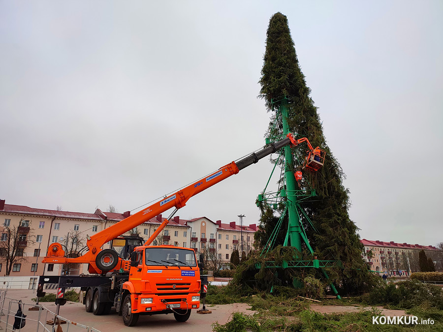На главной площади Бобруйска убирают елку