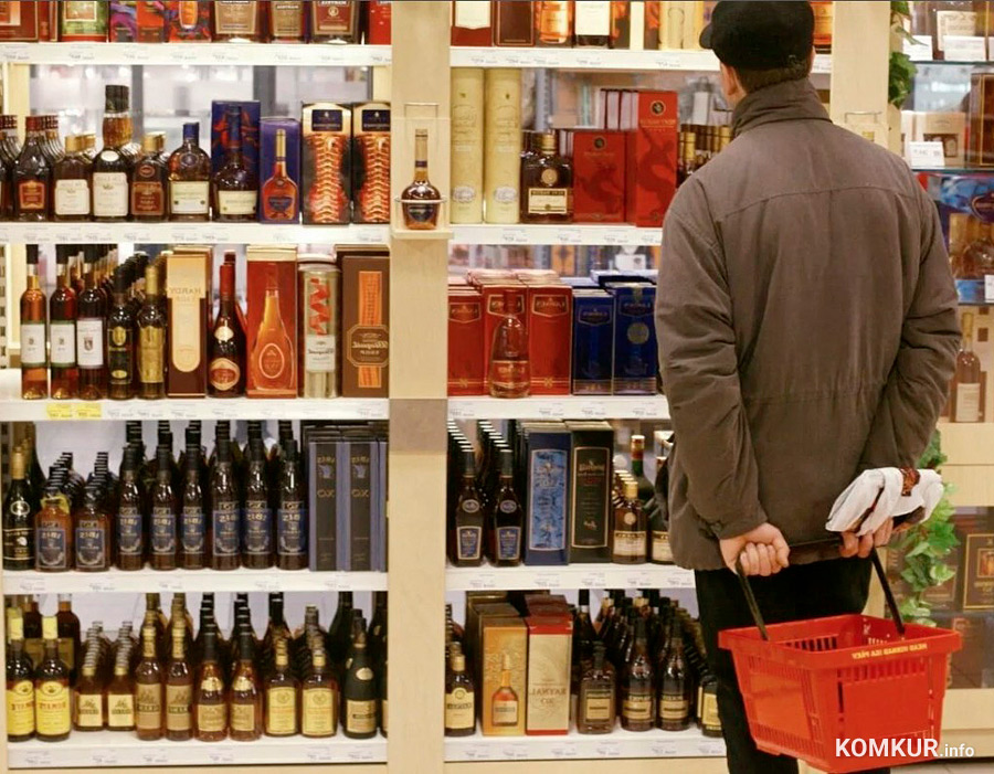 Новые, годовые данные, опубликованные на сайте Белстата, показывают, что жители страны стали покупать чуть меньше водки. В общем объеме продаж доля этого алкоголя снизилась на 0,8%.