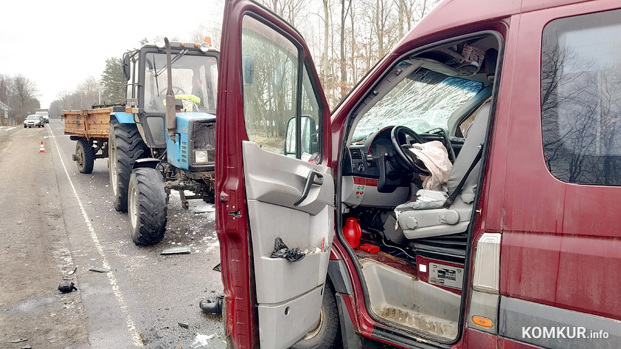 ДТП под Бобруйском: столкнулись маршрутка и трактор, пострадали 11 человек